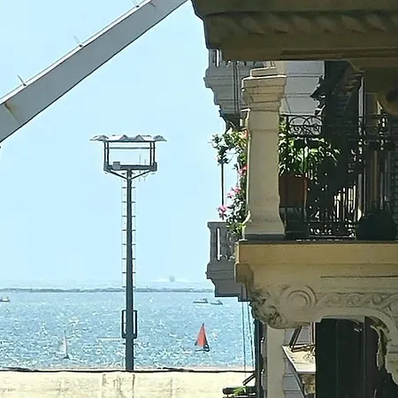 Holidays アパート