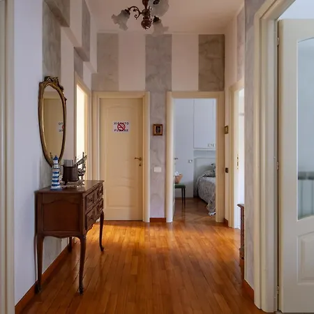 Holidays アパート ラ・スペツィア